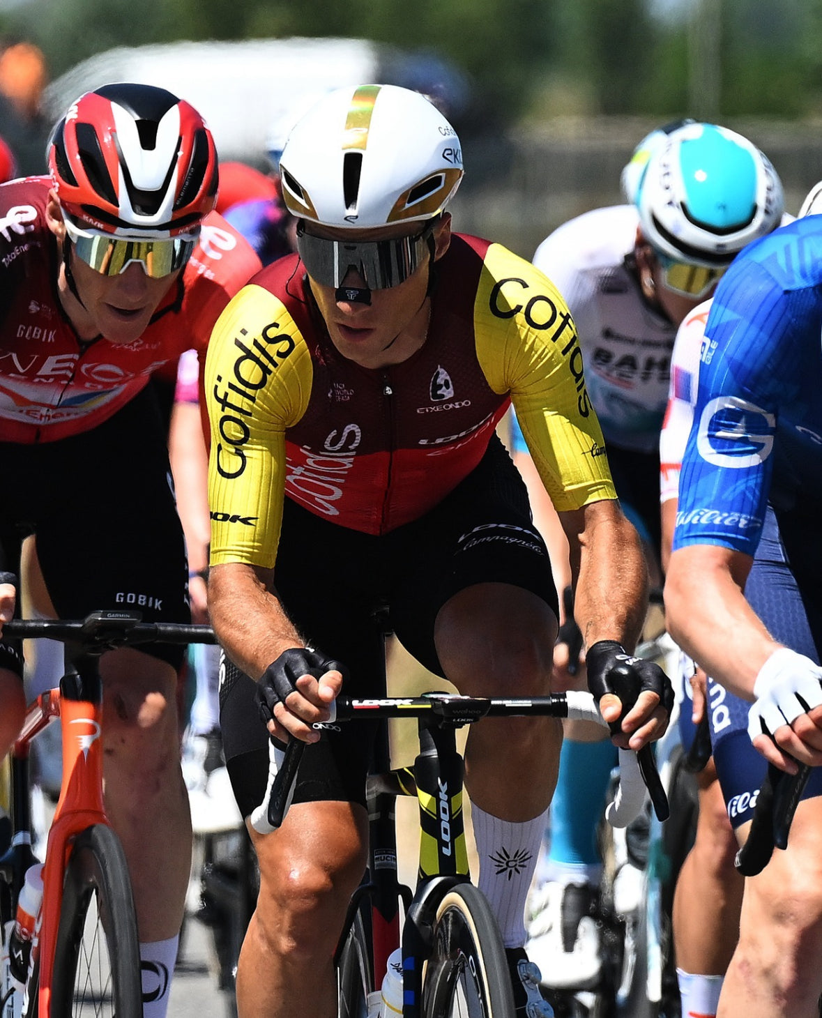 Un coureur du Tour de France 2025 en pleine ascension portant une bandelette nasale fresh flow pour améliorer sa respiration.